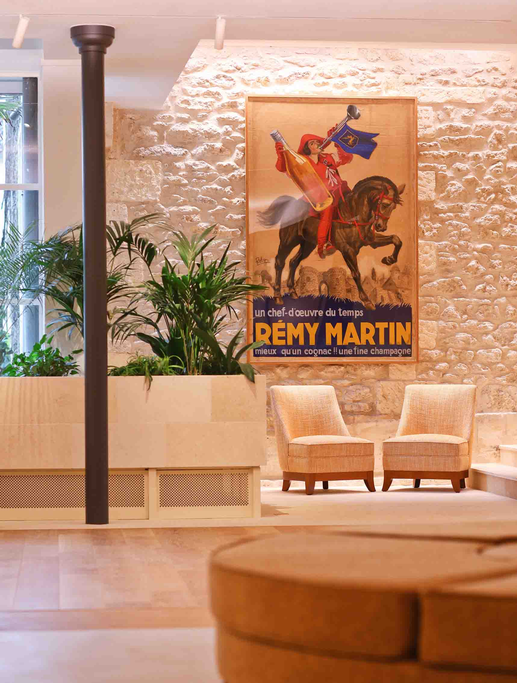 Bâtisse décorée d'une affiche publicitaire de la Maison Rémy Martin